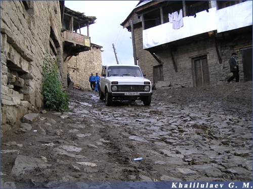 Мощенная камнями автодорога через селение Кванада 2004-07-10