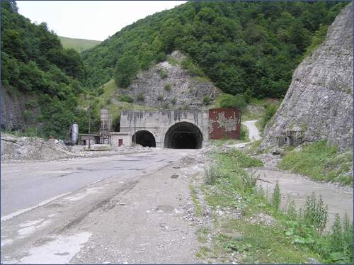 Въезд в Буйнакский туннель, ведущий в Цумадинский район 2004-07-09