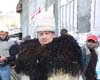 Участник научной конференции профессор Айтберов Тимур  примеряет национальную одежду тиндинцев.