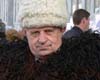 Участник научной конференции профессор Айтберов Тимур  примеряет национальную одежду тиндинцев.