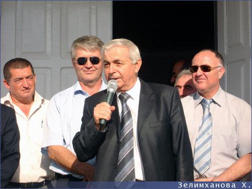Первый визит в Цумадинский район первого Президента Республики Дагестана. На снимке Гамзатов.,  Первый визит в Цумадинский район первого Президента Республики Дагестана. На снимке Гамзатов.