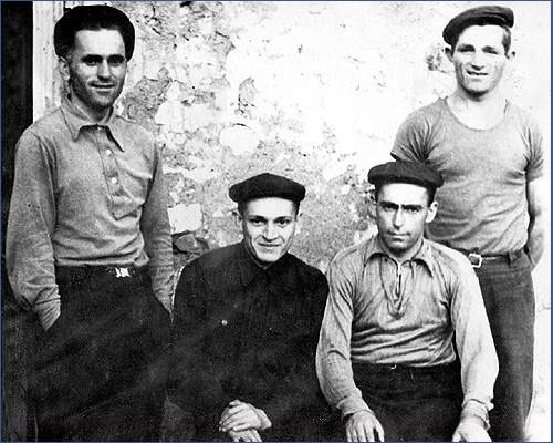 Крайный правый на фото: Магомед Гаджидибиров первым в истории района приехал в Тинди на машине в 1954 году