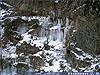Обледеневшей водопад на скале