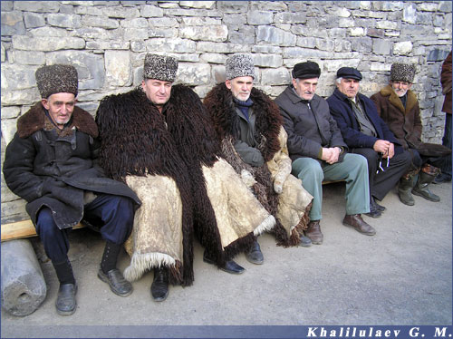 Тиндинцы на тазияте (соболезновании) в старинных бурках.