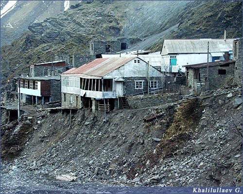 Проливными дождями в 2002 году почти полностью смыло село Саситли  родина известного алима и устаза своего времени ХIусайн афанди,  Проливными дождями в 2002 году почти полностью смыло село Саситли  родина известного алима и устаза своего времени ХIусайн афанди