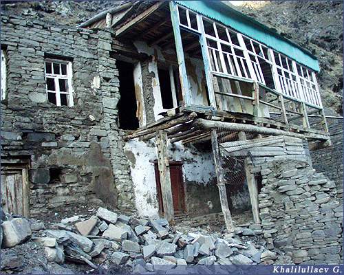 Проливными дождями в 2002 году почти полностью смыло село Саситли  родина известного алима и устаза своего времени ХIусайн афанди,  Проливными дождями в 2002 году почти полностью смыло село Саситли  родина известного алима и устаза своего времени ХIусайн афанди