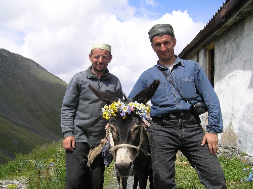 Газиев Магомедрасул и Гусен Халилуллаев. В 2004г. ослу исполнилось 15 лет :),  Газиев Магомедрасул и Гусен Халилуллаев. В 2004г. ослу исполнилось 15 лет :)