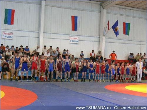 Все спортсмены-призеры, участники турнира памяти Кади Абакарова построены для награждения.,  Все спортсмены-призеры, участники турнира памяти Кади Абакарова построены для награждения.