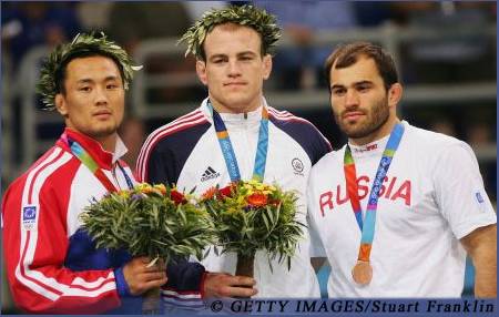 Eui Jae Moon из Кореи, Cael Sanderson США и Sazhid Sazhidov Дагестан. Весовая категория до   84 кг на Олимпиаде 2004 года в Афинах 2004-08-28