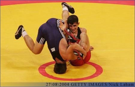 Omer Cubukci of Turkey (red) and Makhach Murtazaliev в квалификационном раунде. Афины 2004,  Omer Cubukci of Turkey (red) and Makhach Murtazaliev в квалификационном раунде. Афины 2004